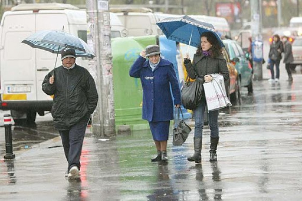 Ploi de toamnă cu temperaturi de primăvară. Cum va fi vremea în acest weekend